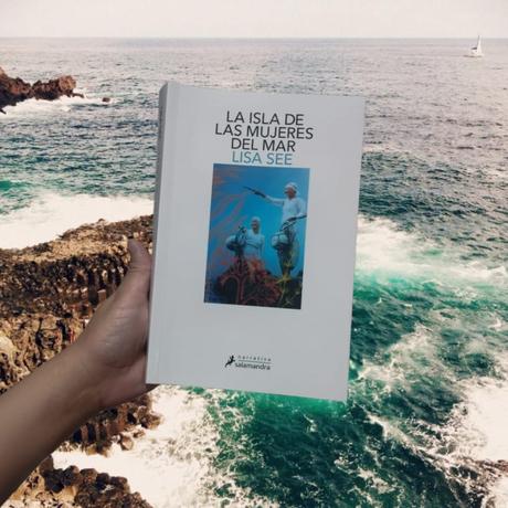 Entre olas y memorias: Breve análisis de «La isla de las mujeres del mar»