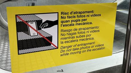 El metro de Barcelona advierte sobre retos virales con carteles de «riesgo de atrapamiento»