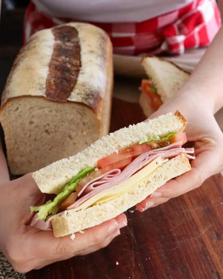 sandwich de jamon y queso en pan de molde