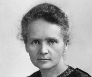 Aplicaciones Médicas Los descubrimientos de Curie tuvieron un impacto inmediato en el desarrollo de nuevas técnicas médicas, especialmente en el tratamiento del cáncer a través de la radioterapia. Curie mismo dirigió la instalación de unidades móviles de radiografía durante la Primera Guerra Mundial, mejorando significativamente el tratamiento de las lesiones en el campo de batalla. Legado en la Educación y la Investigación Marie Curie fue instrumental en la fundación de institutos de investigación en París y Varsovia, dedicados al estudio de la radiactividad y sus aplicaciones. Estos institutos no solo avanzaron en la ciencia, sino que también formaron a la próxima generación de científicos en el campo. Radiactividad en el Legado Familiar La dedicación de la familia Curie a la ciencia continuó con su hija Irène y el yerno Frédéric Joliot-Curie, quienes también ganaron un Premio Nobel por su trabajo en la química nuclear. Esta tradición de excelencia científica destaca el impacto generacional de Marie Curie en el campo científico. Reconocimiento Póstumo Marie Curie es una de las pocas personas en ser honrada con inhumación en el Panteón de París por sus propios méritos, un reconocimiento de su inmensa contribución a la ciencia y a Francia. Su traslado al Panteón en 1995 fue un tributo a su legado perdurable. Impacto en la Ciencia Moderna El trabajo de Marie Curie abrió el camino para el desarrollo de la física nuclear, la química de elementos transuránicos y la medicina nuclear. Sus métodos de investigación y sus descubrimientos han influido en numerosos campos científicos, transformando nuestra comprensión del mundo natural y nuestro enfoque para tratar enfermedades.