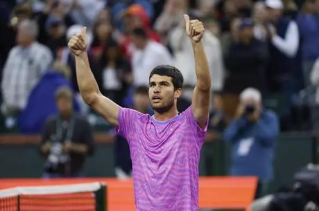 Carlos Alcaraz avanza a octavos de final del Masters 1.000 de Miami con una victoria contundente sobre Gael Monfils