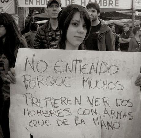 ¡No entiendo Por Qué muchos prefieren ver dos hombres armados que tomados de la mano.! ¡I don't understand why many prefer to see two armed men than two men holding hands!