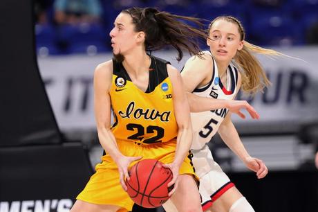 SAN ANTONIO, TX - 27 DE MARZO: Paige Bueckers # 5 de los UConn Huskies defiende a Kaitlin Clark # 22 de los Iowa Hawkeyes durante la segunda mitad de la ronda Sweet Sixteen del torneo de baloncesto femenino de la NCAA en el Alamodome el 27 de marzo de 2021 en San Antonio Antonio, Texas.  (Foto de Carmen Mandato/Getty Images)
