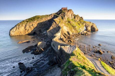 Amanecer en la isla de Gaztelugatxe, en el País Vasco, España.