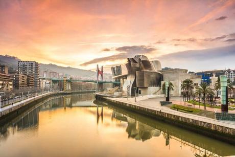 Vista del Museo Guggenheim al atardecer, Bilbao