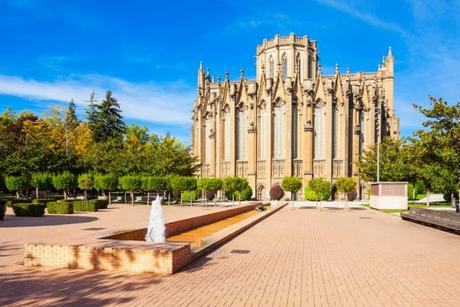 La Catedral María Inmaculada de Vitoria es una catedral católica romana ubicada en Vitoria-Gasteiz, País Vasco, España