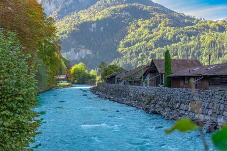 Río Lütschine a lo largo de Interlaken, Suiza