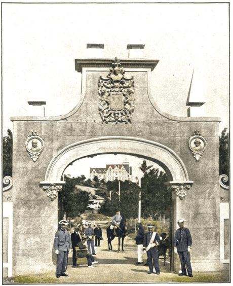 1913:arco de entrada al Palacio Real de la Magdalena