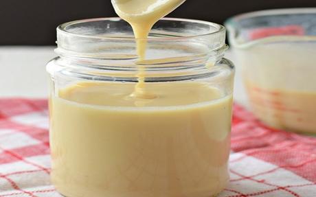 Gelatina de limón y helado de yogur