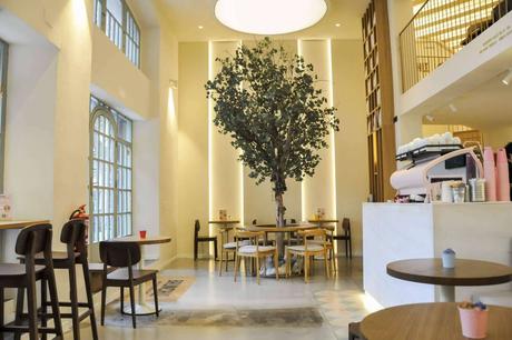 BRUNCHIT abre su primer restaurante en Barcelona y llena de flores el Eixample