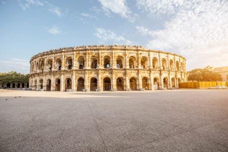 Vista matutina del antiguo anfiteatro romano de la ciudad de Nimes, en la región de Occitania, en el sur de Francia.