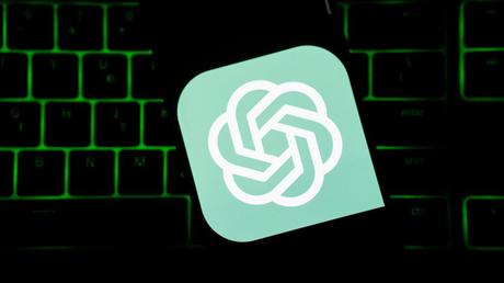 El logotipo de ChatGPT aparece en la pantalla del teléfono inteligente encima del teclado.  (Foto de Nikos Pikaridis/Noor Photo vía Getty Images)