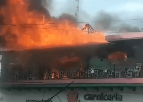 (video) Incendio en restaurante bar provoca evacuación de 45 personas en Villa de Pozos