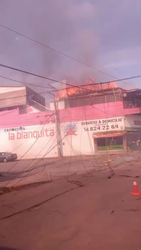 (video) Incendio en restaurante bar provoca evacuación de 45 personas en Villa de Pozos