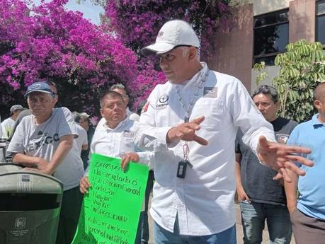 Taxistas se manifiestan contra SCT frente a las oficinas del Congreso del Estado