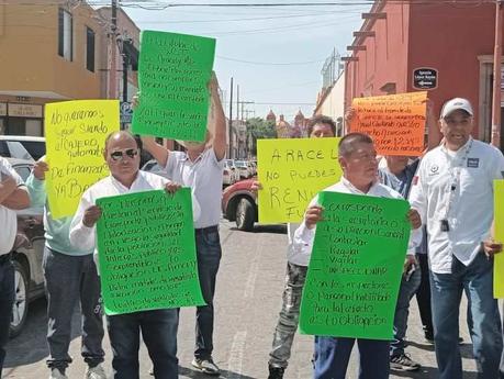 Taxistas se manifiestan contra SCT frente a las oficinas del Congreso del Estado