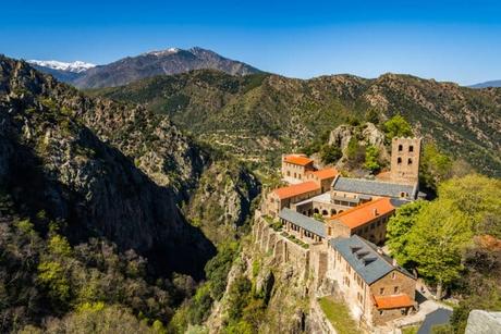Las 21 cosas increíbles que hacer en Occitania La Abadía de Saint-Martin du Canigou y el Canigó, al fondo