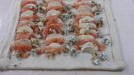 agregando queso azul nueces hojaldre salmon cocina tradicional