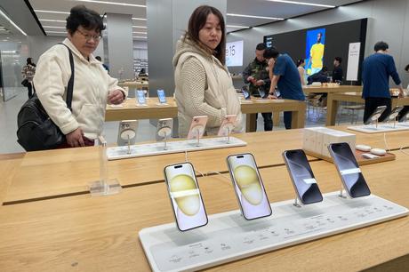 Algunos clientes compran en una tienda Apple en Nanjing, provincia china de Jiangsu, el 27 de marzo de 2024.  Según datos de la Academia China de Tecnología de la Información y las Comunicaciones (CAICT), Apple envió alrededor de 5,5 millones de iPhones al mercado interno chino.  enero de 2024, que cae un 39% interanual.  En febrero se enviaron alrededor de 2,4 millones de unidades, lo que representa una disminución del 33% respecto al año anterior.  (Foto de CastPhoto/NurPhoto vía Getty Images)