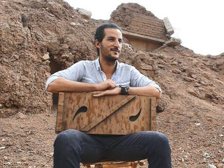 ISIS destruyó sus instrumentos musicales, por lo que construyó uno nuevo y escribió un álbum llamado NPR.