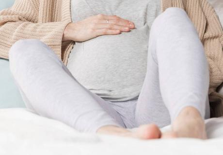 Mujer embarazada con dolor de pies