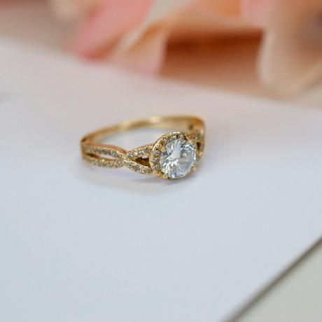 Forbes Cintillos de Compromiso Moscú en Oro Blanco con un Pavé de Diamantes que Resplandece sobre un catálogo