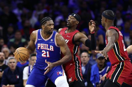 FILADELFIA, PENSILVANIA – 17 DE ABRIL: Joel Embiid # 21 de los 76ers de Filadelfia es defendido por Bam Adebayo # 13 del Miami Heat durante el tercer cuarto durante un partido de la Conferencia Este en el Wells Fargo Center el 17 de abril de 2024 en Filadelfia. .  , Pensilvania.  Nota para el usuario: al descargar o utilizar esta fotografía, el usuario reconoce y acepta expresamente que acepta los términos y condiciones del Acuerdo de licencia de Getty Images.  (Foto de Tim Nwachukwu/Getty Images)