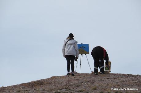 Turistas retratando a pincel, el Monumento al Águila