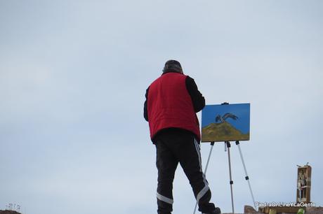 Turistas retratando a pincel, el Monumento al Águila