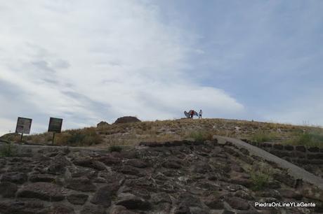 Turistas retratando a pincel, el Monumento al Águila