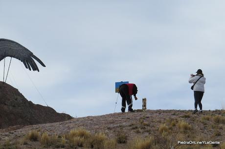 Turistas retratando a pincel, el Monumento al Águila