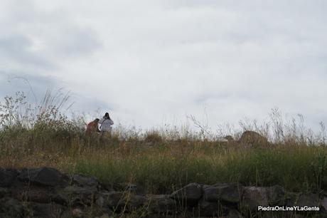 Turistas retratando a pincel, el Monumento al Águila