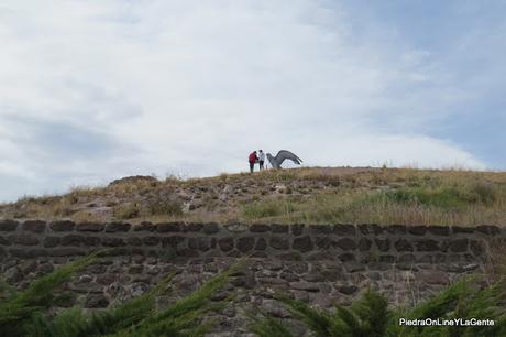 Turistas retratando a pincel, el Monumento al Águila