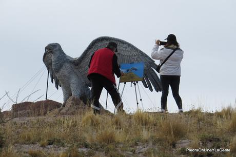 Turistas retratando a pincel, el Monumento al Águila