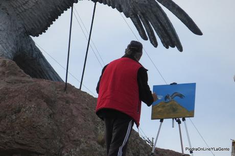 Turistas retratando a pincel, el Monumento al Águila