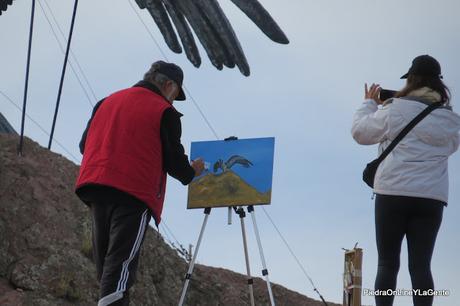 Turistas retratando a pincel, el Monumento al Águila