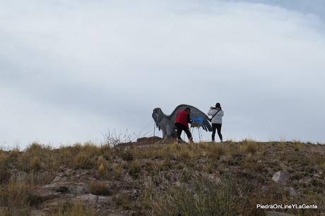 Turistas retratando a pincel, el Monumento al Águila