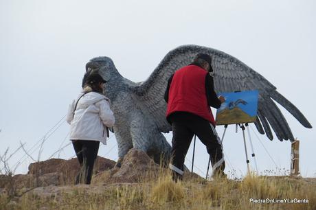 Turistas retratando a pincel, el Monumento al Águila