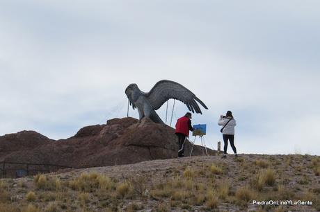 Turistas retratando a pincel, el Monumento al Águila