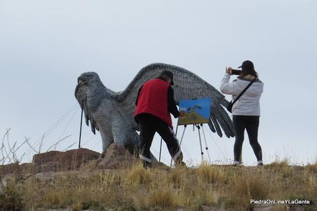 Turistas retratando a pincel, el Monumento al Águila