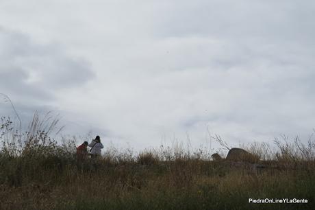 Turistas retratando a pincel, el Monumento al Águila