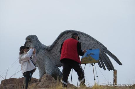 Turistas retratando a pincel, el Monumento al Águila