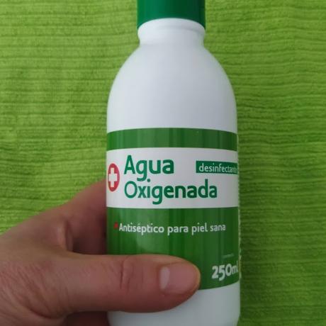 Descubre los increíbles usos del agua oxigenada en tu hogar