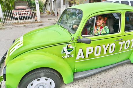 Un «vocho» como muestra de admiración: El regalo de un joven de San Vicente a Ruth González