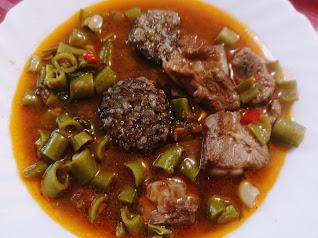 Habas tiernas guisadas con costilla y morcilla de Burgos