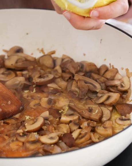 Pasta con Hongos coccion hongos con cebolla y ajo