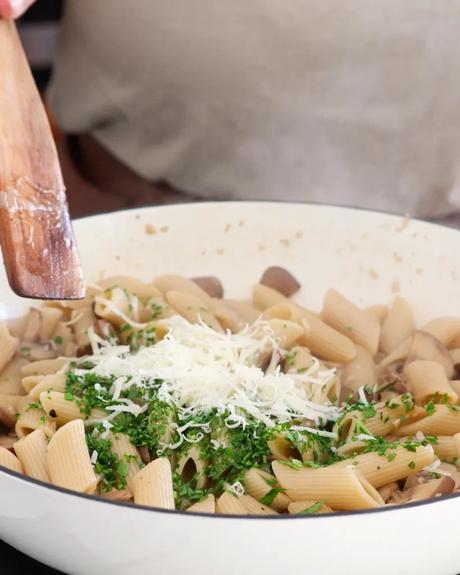 perejil y queso rallado sobre pasta