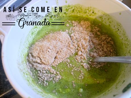 Pan sin gluten de espinacas relleno de tomate y queso