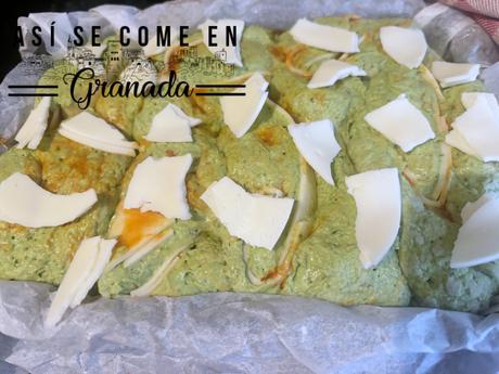 Pan sin gluten de espinacas relleno de tomate y queso