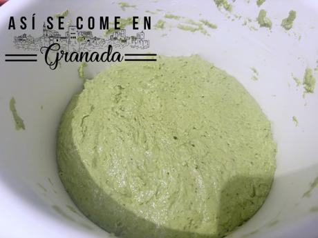 Pan sin gluten de espinacas relleno de tomate y queso